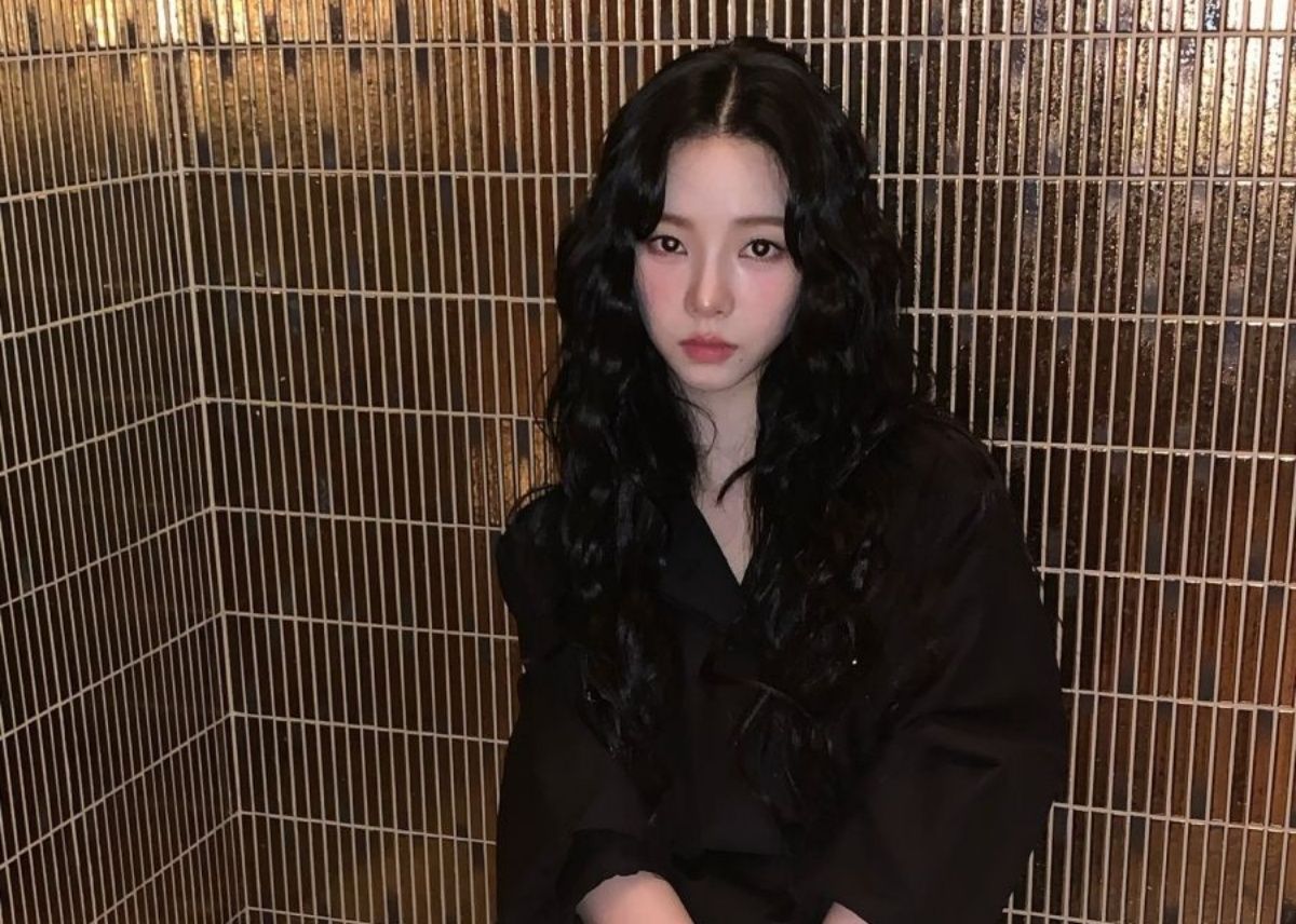 aespa・カリナ、ブラックセットアップで圧倒的ビジュアル…シンプルな